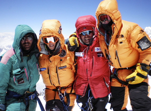 Edurne Pasaban con amigos en la cumbre del Broad Peak