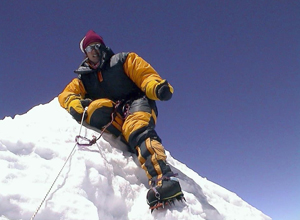 Edurne Pasaban reaches the summit of Makalu