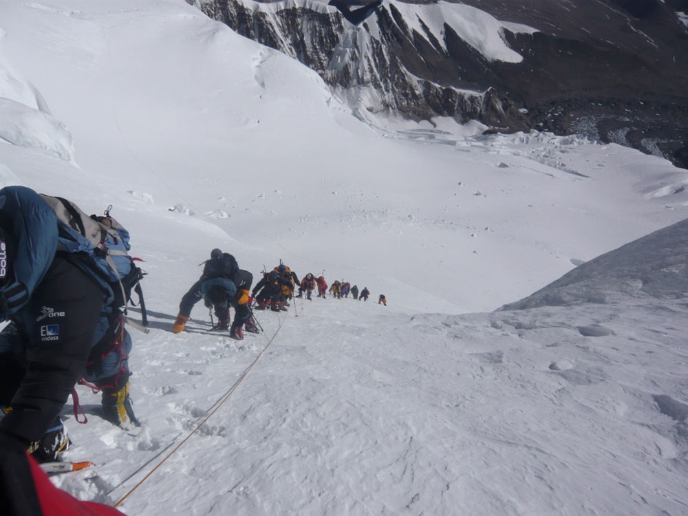 Edurne Pasaban junto a un grupo de montañeros subiendo una montaña en el Himalaya