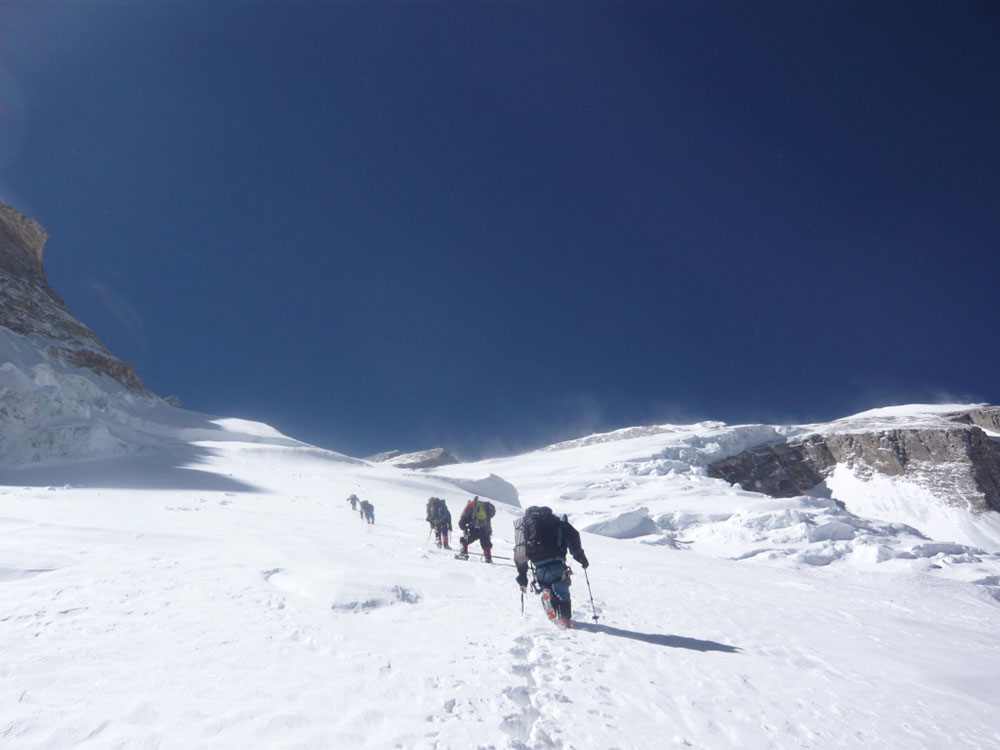 Edurne Pasaban y su equipo de montañeros en la nieve
