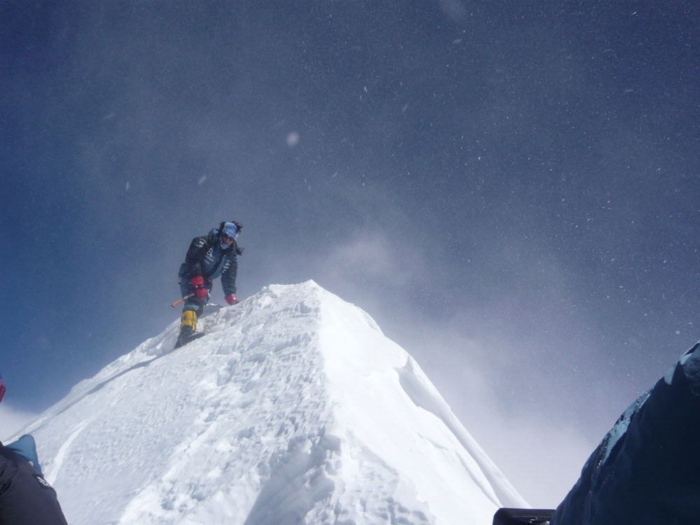 Edurne Pasaban en la cumbre de una montaña del Himalaya