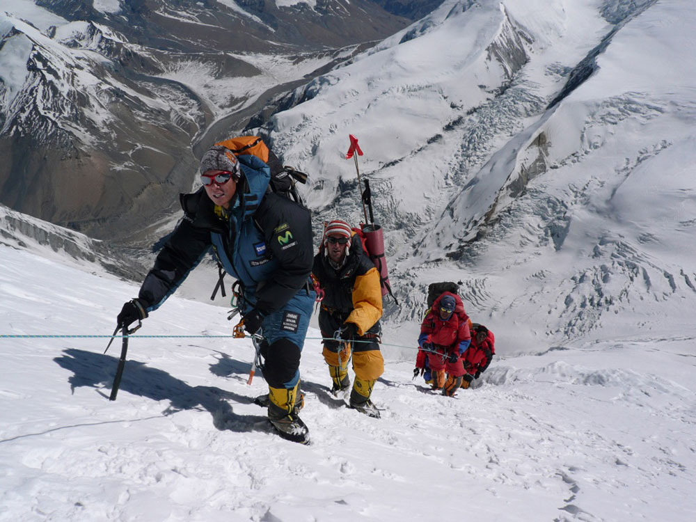Edurne Pasaban y un grupo de expedicionistas haciendo alpinismo