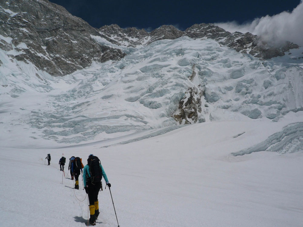 Edurne Pasaban y su grupo de expedición con los picos de las montañas al fondo
