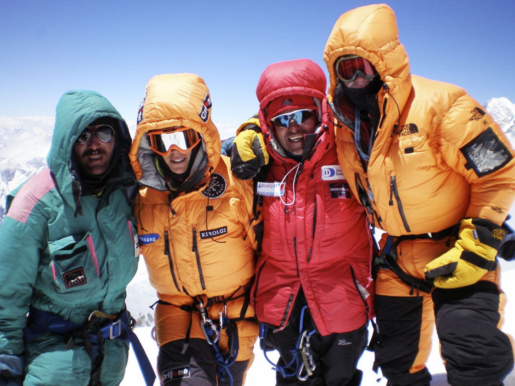 Edurne Pasaban junto a compañeros alpinistas en Broad Peak