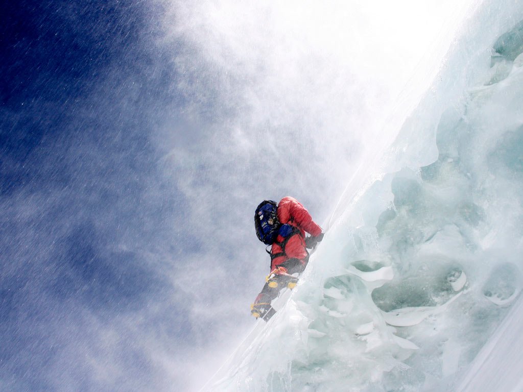 Edurne Pasaban escalando una pared de hielo en el Broad Peak