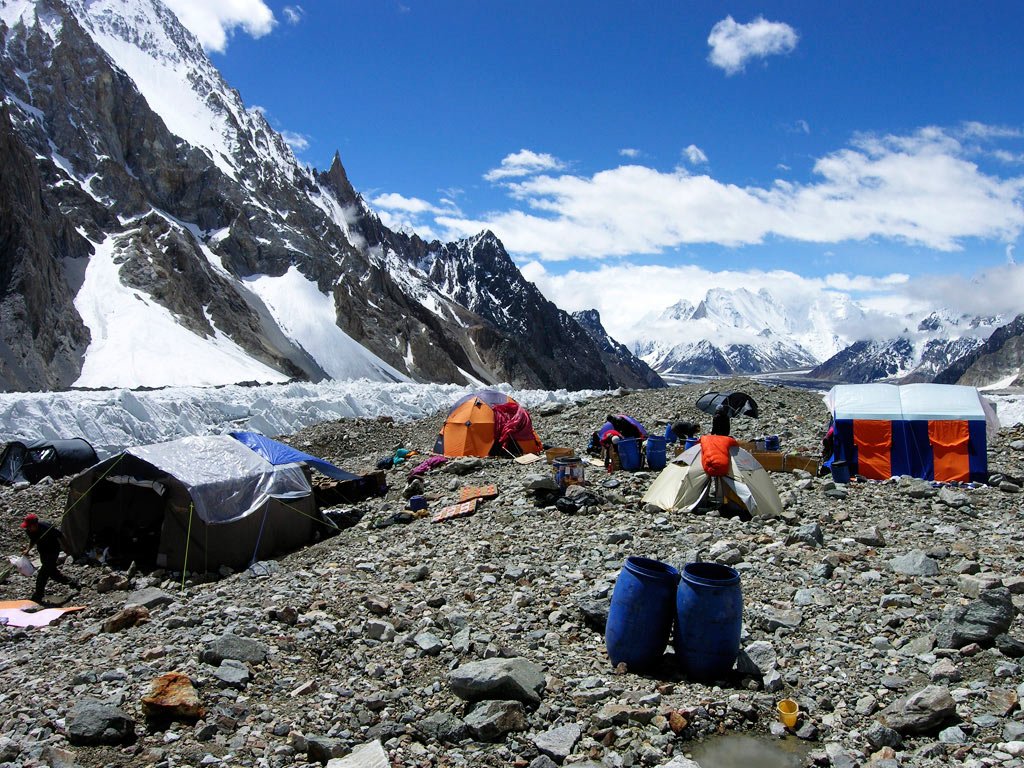 Paisaje de montañas y campamento de Edurne Pasaban en Broad Peak