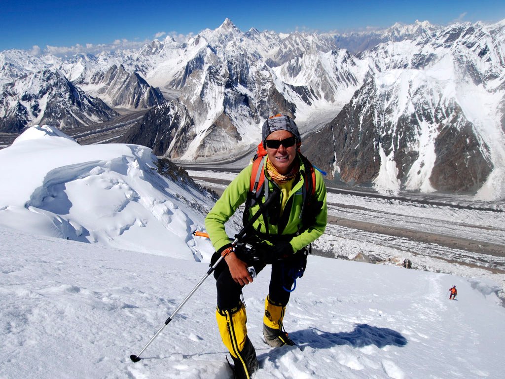 Edurne Pasaban en la montaña nevada subida a la cumbre Broad Peak