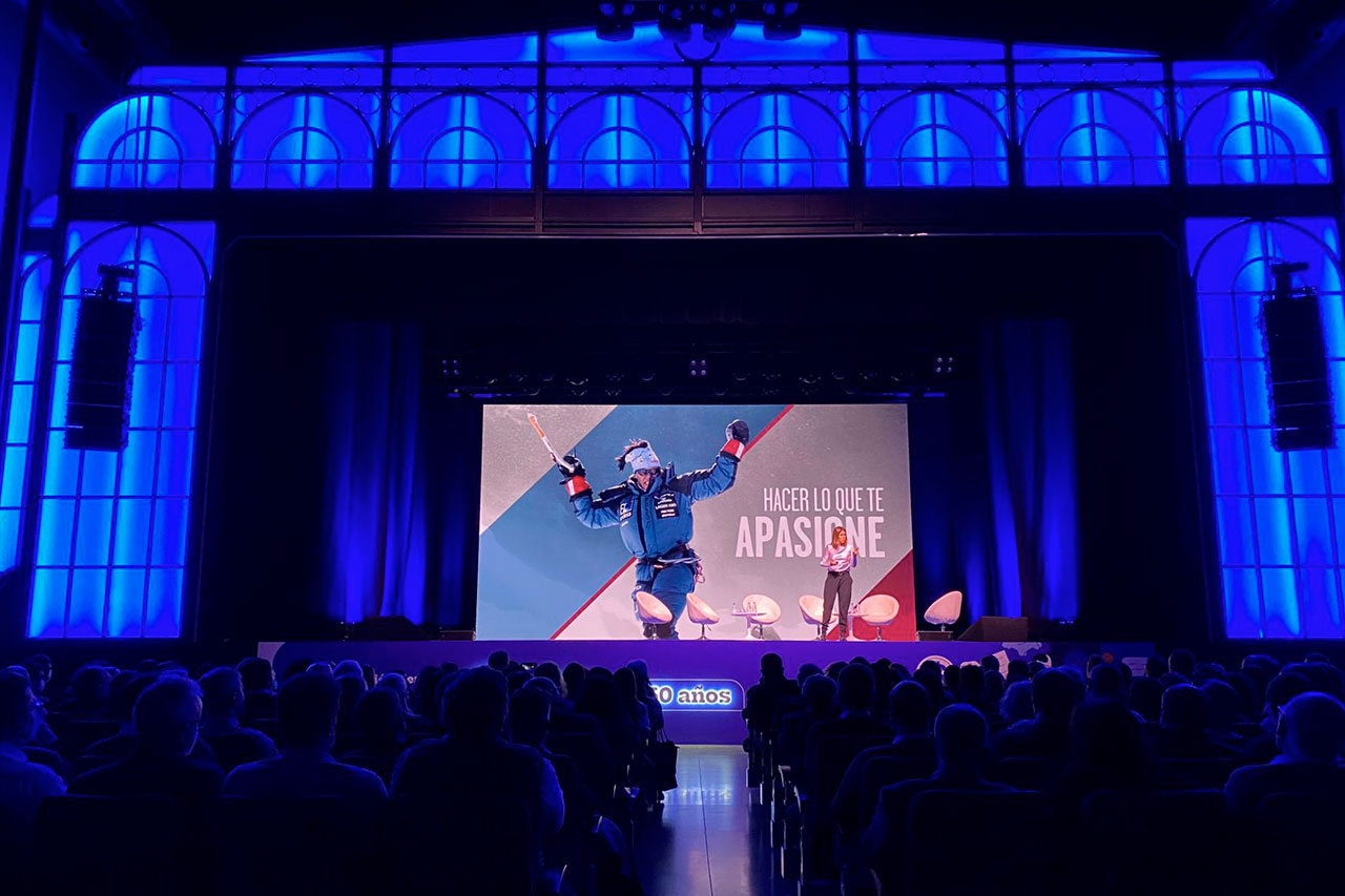 Edurne Pasaban dando una conferencia motivacional con el panel Hacer lo que te apasione