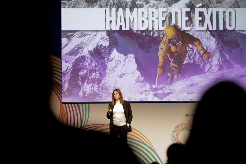 Edurne Pasaban dando una conferencia motivacional con el panel Hambre de éxito