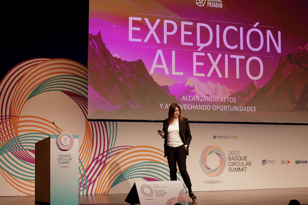 Edurne Pasaban dando una conferencia motivacional con el panel Expedición al éxito