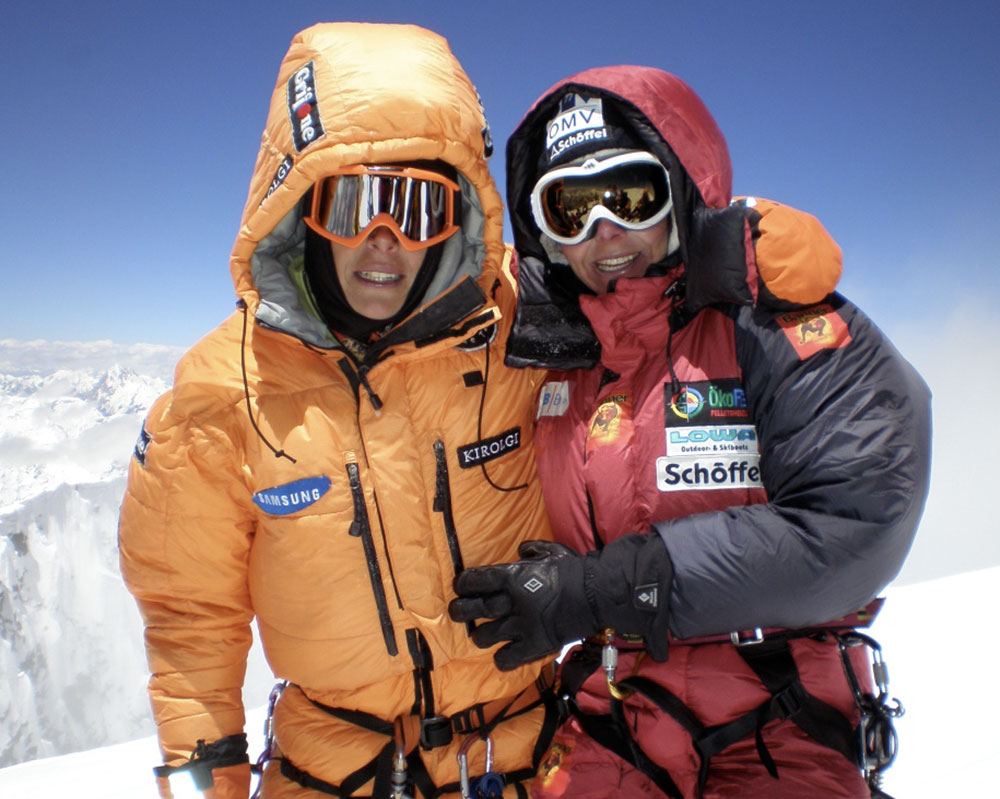 Edurne Pasaban junto a una montañera en la llegada a la cumbre del Broad Peak