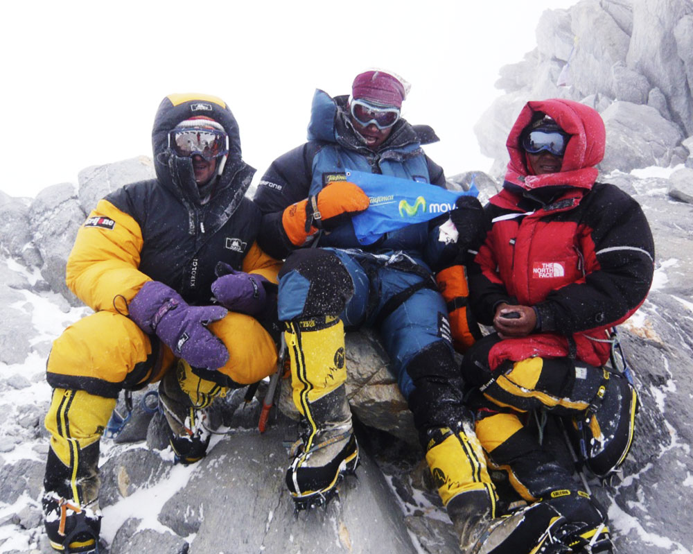 Edurne Pasaba en la cumbre del Dhaulagiri junto a compañeros alpinistas