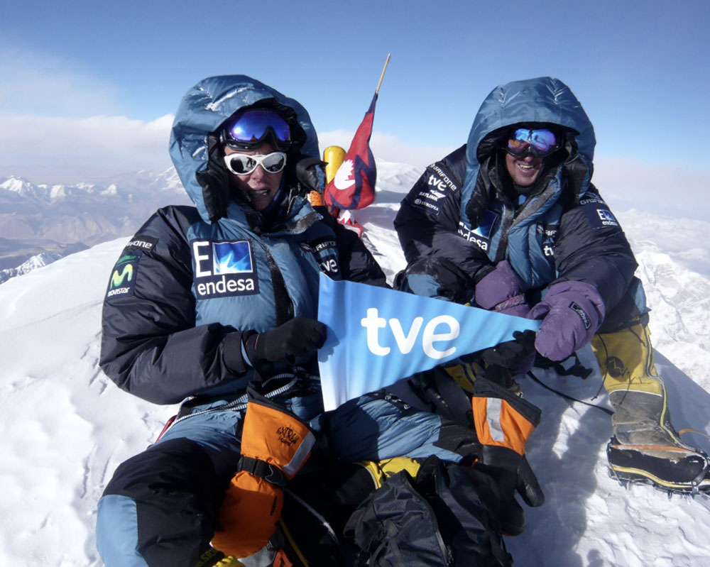 Edurne Pasabanen la cima del Kanchenjunga junto a otro compañero alpinista