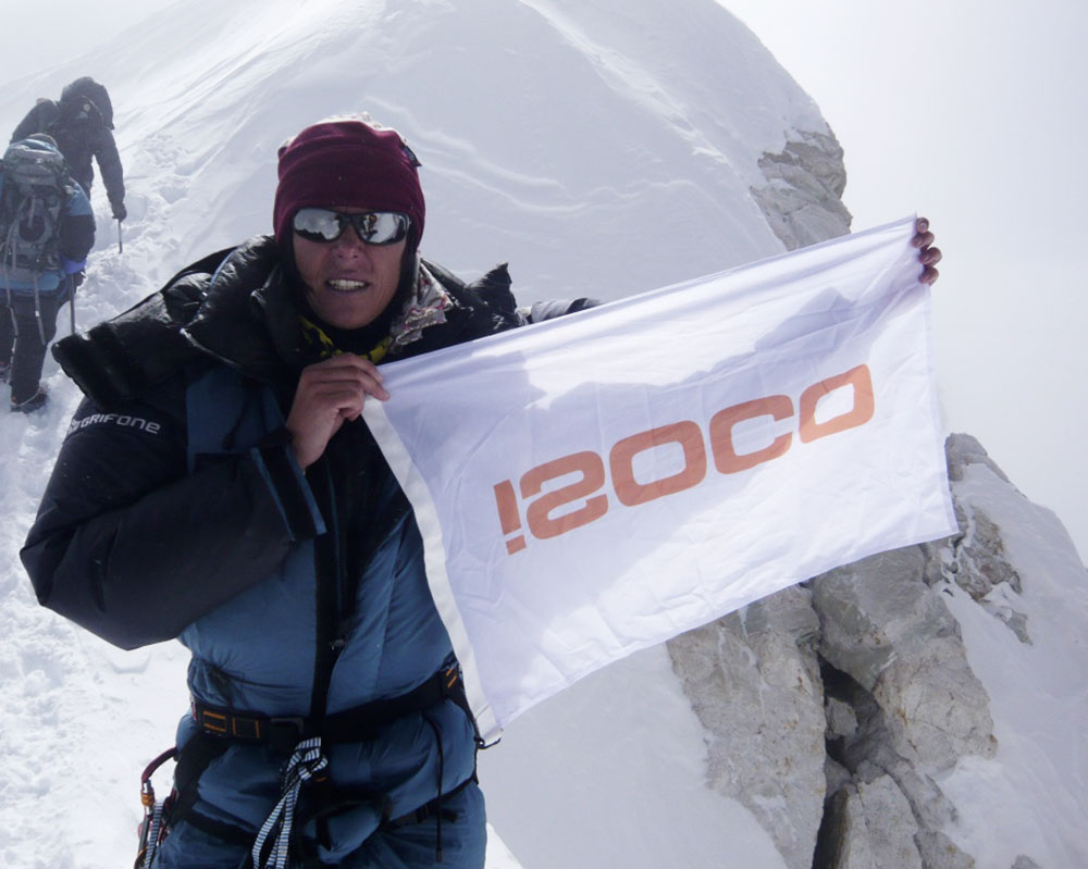 Edurne Pasaban haciendo cumbre en el pico Manaslu