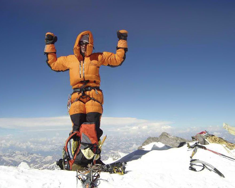 Edurne Pasaban en la cumbre de la montaña Nangaparbat