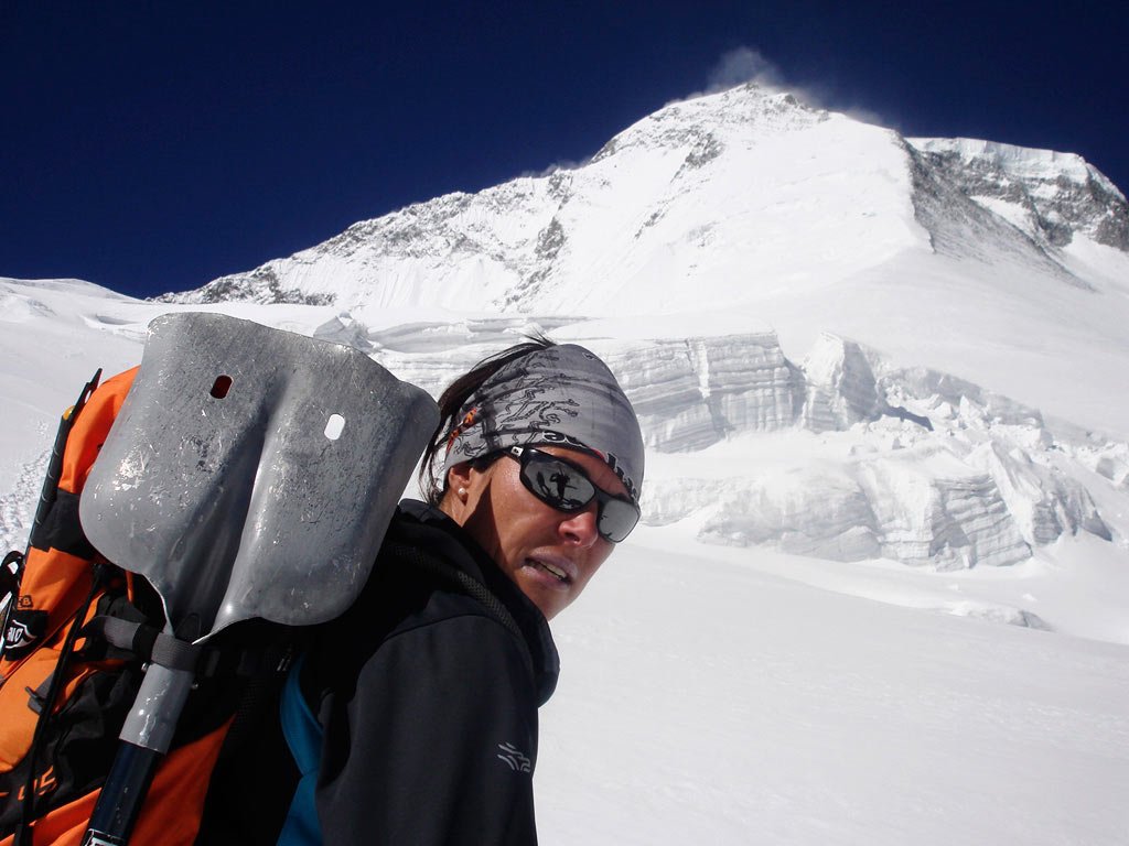 Edurne Pasaban portando una pala en la expedición al Dhaulagiri