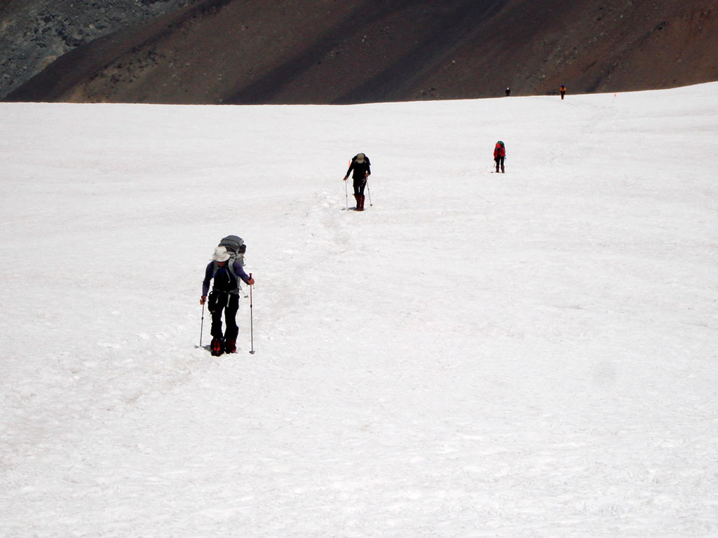 Grupo de montañeros y Edurne Pasaban subida a la cumbre Dhaulagiri