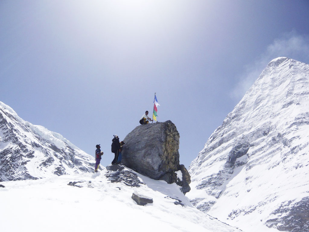 Edurne Pasaba subida a una roca en la montaña Dhaulagiri