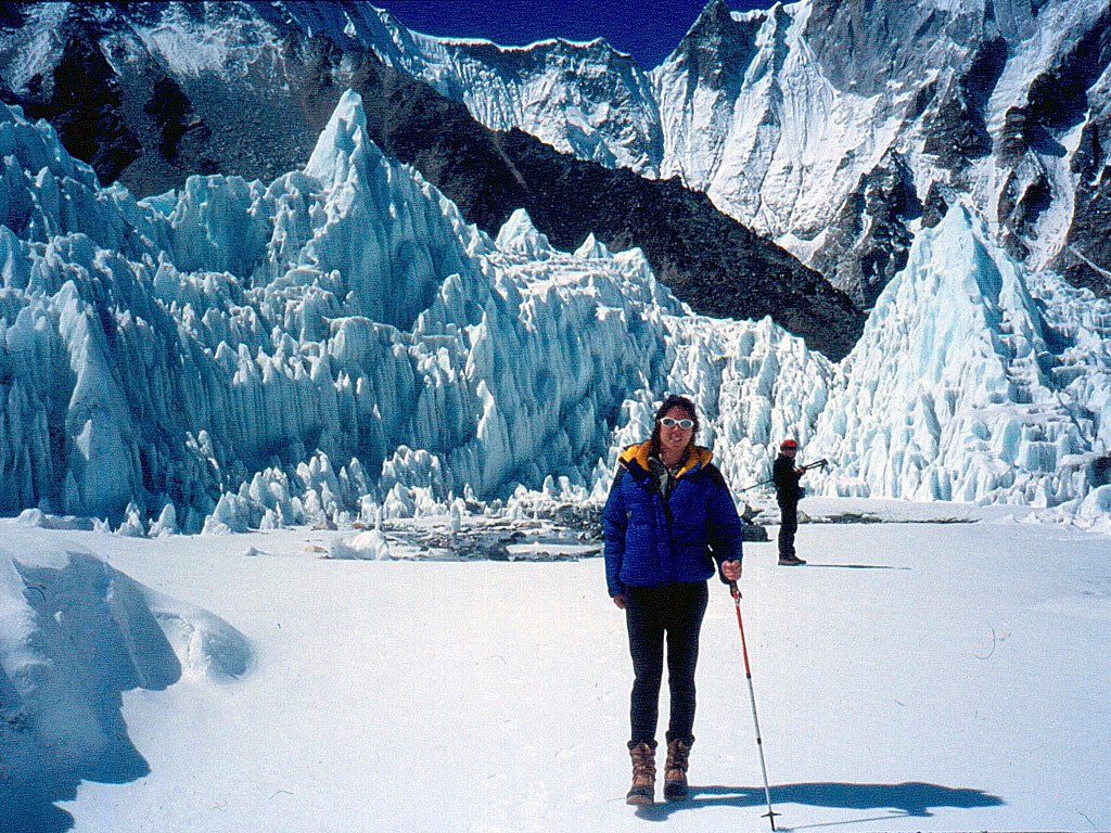 Edurne Pasaban junto a una pared de hielo en el Everest