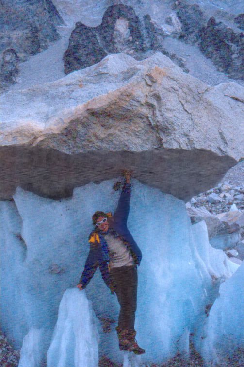 Edurne Pasaban posando bajo una roca en la expedición al Everest