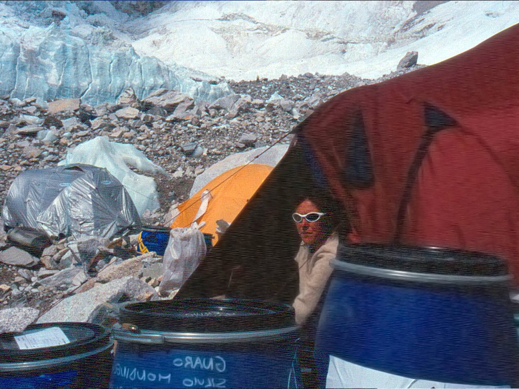 Edurne Pasaban en el campamento ascenso al Everest