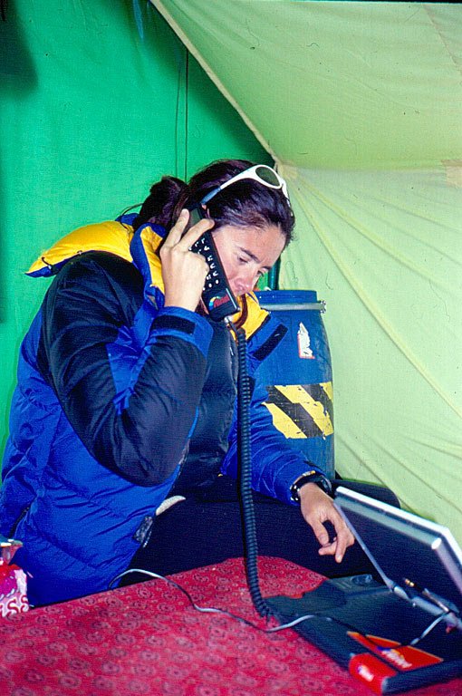 Edurne Pasaban al teléfono en una etapa de la ascensión al Everest del Himalaya