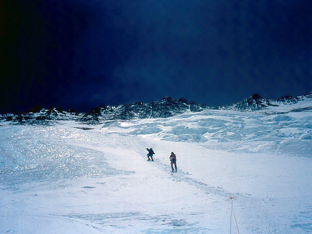 Edurne Pasaban paisaje nevado en la subida a la montaña Everest