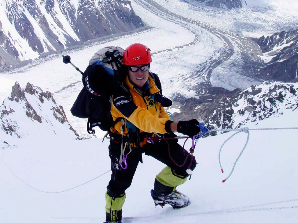 Edurne Pasaban subiendo la montaña K2