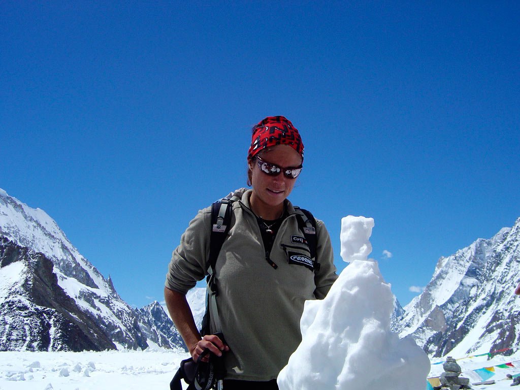 Edurne Pasaban junto a un bloque de nieve en el K2