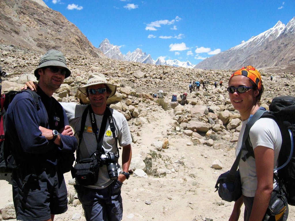 Edurne Pasaban y un grupo de montañeros al inicio del ascenso del K2