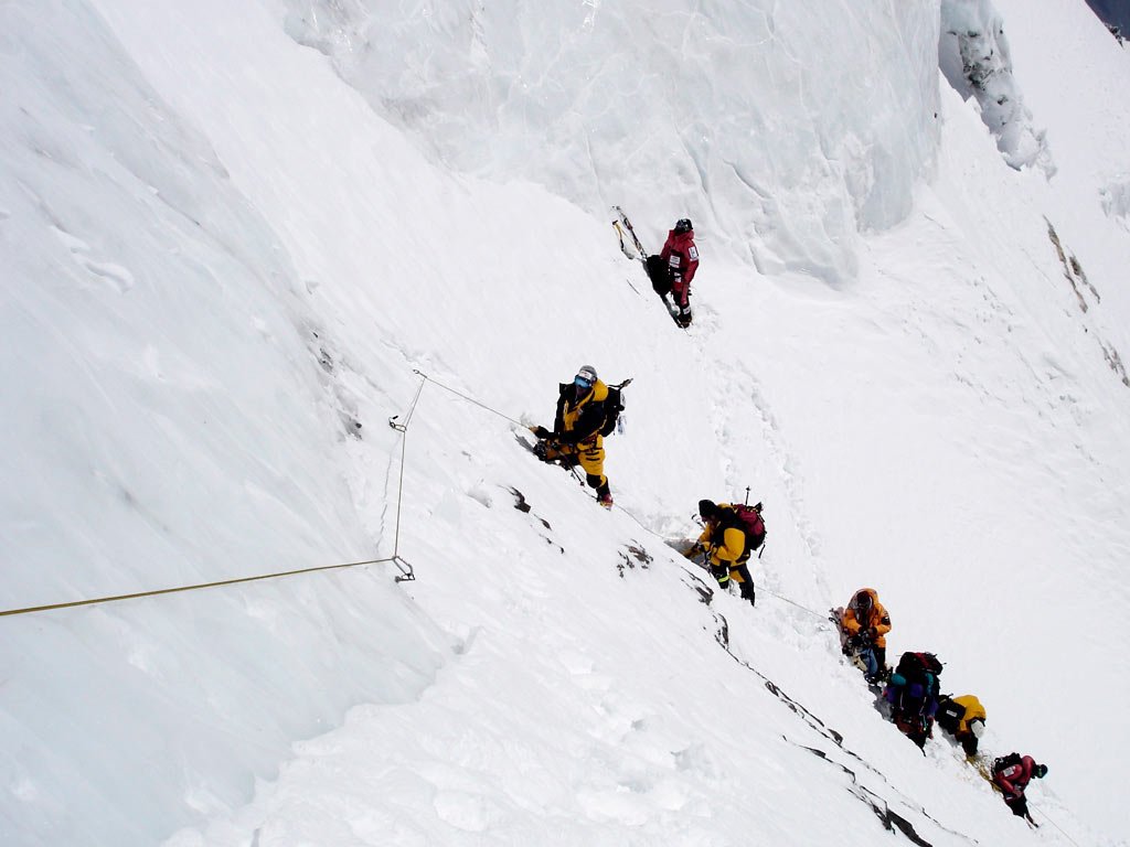 Edurne Pasaban y su equipo de montaña subiendo el K2