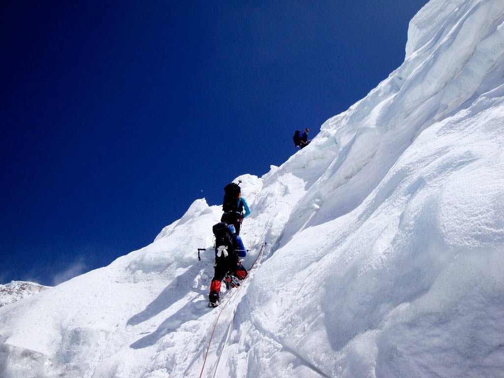 Alpinistas y Edurne Pasaban ascensión Kanchenjunga