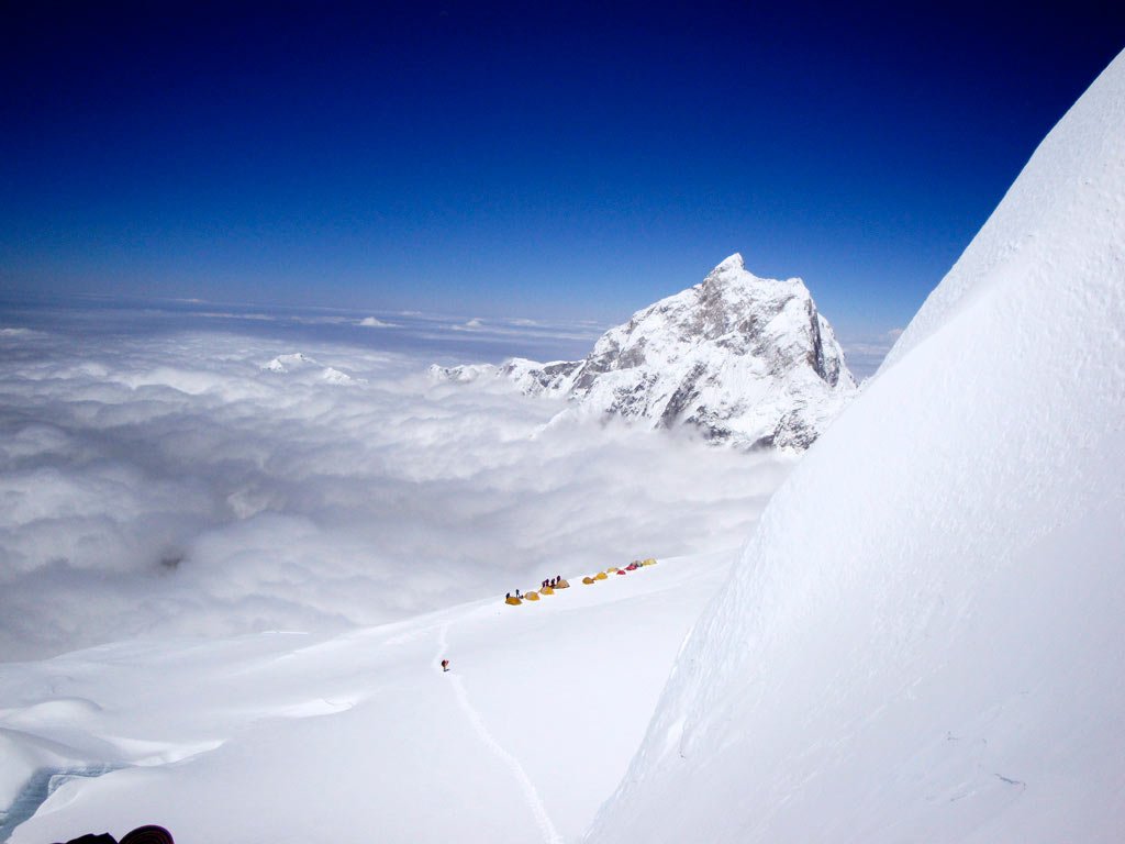 Edurne Pasaban en el campo base de la expedición al Kanchenjunga