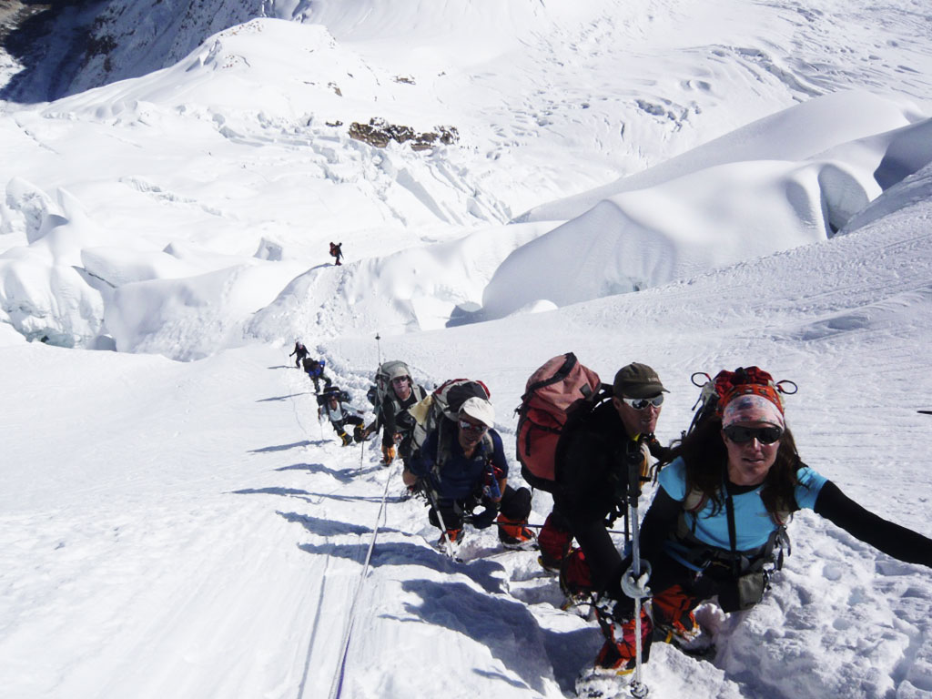 Edurne Pasaban y su grupo de alpinismo en Manaslu