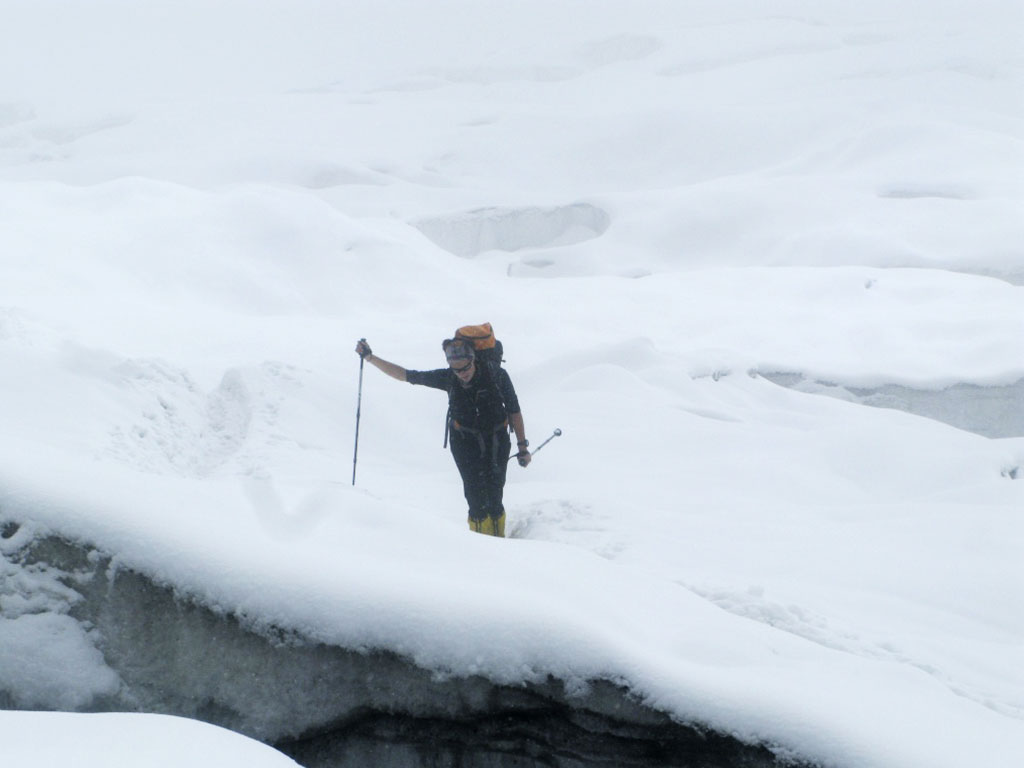 Edurne Pasaban atravesando una grieta en el Manaslu