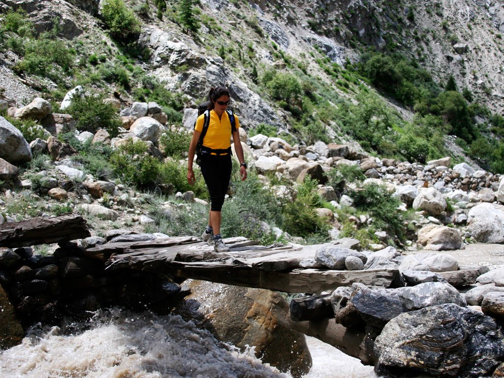 Edurne Pasaban cruzando un río en el inicio del ascenso a la cumbre Nangaparbat
