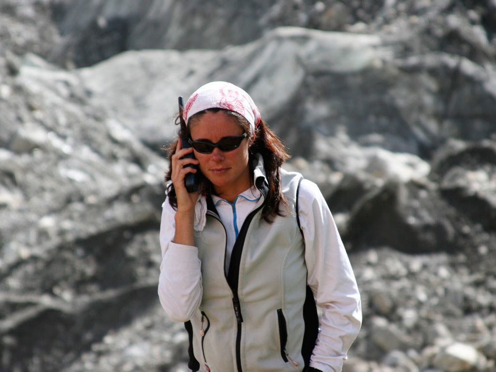 Edurne Pasaban al teléfono en el campamento del Nangaparbat