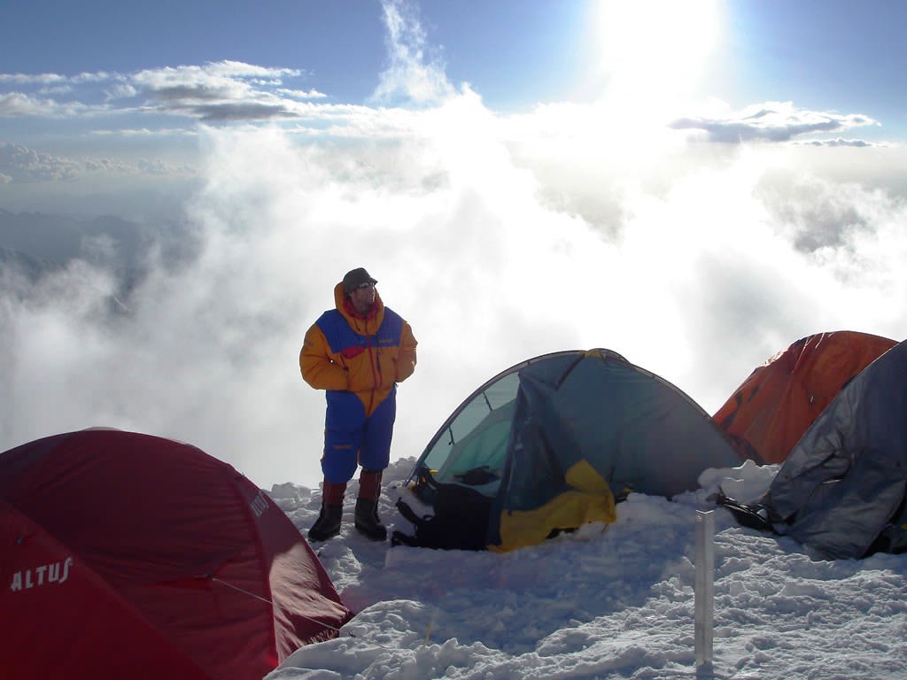 Edurne Pasaban tiendas de campaña en una ladera nevada del Nangaparbat