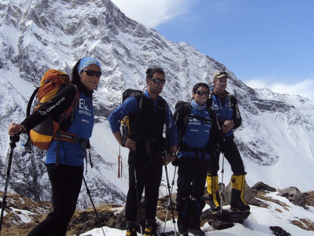 Edurne Pasaban grupo alpinistas en el ascenso al Shisha Pangma