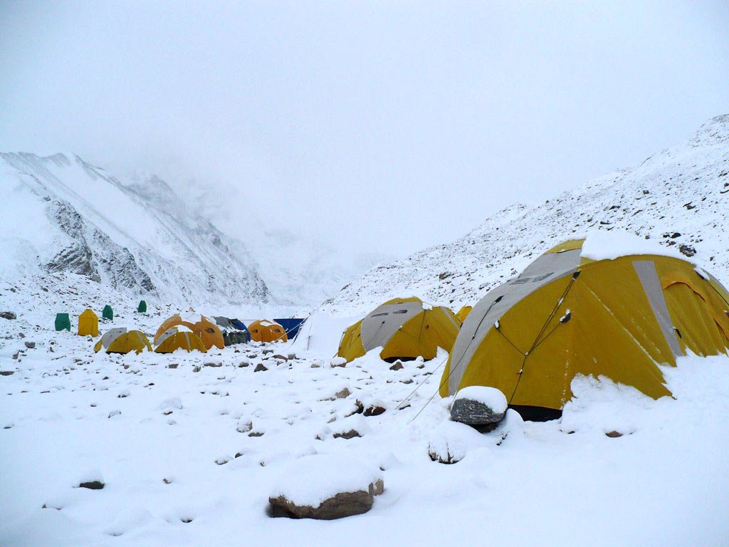 Edurne Pasaban campamento de la expedición Shisha Pangma