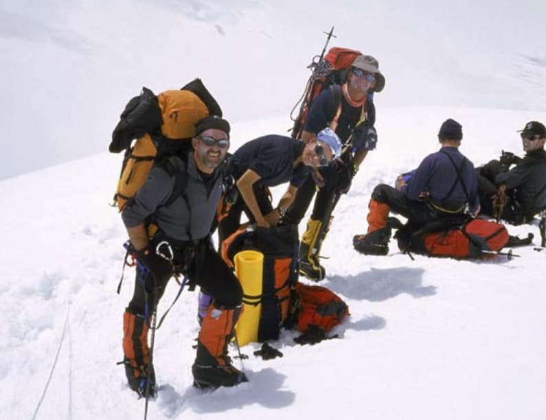 Edurne Pasaban grupo de alpinistas en las expediciones Gasherbrum I y Gasherbrum II