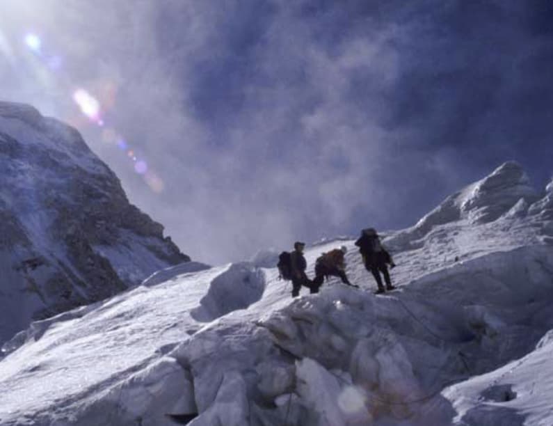 Edurne Pasaban en una de las paredes de la montaña Lhotse