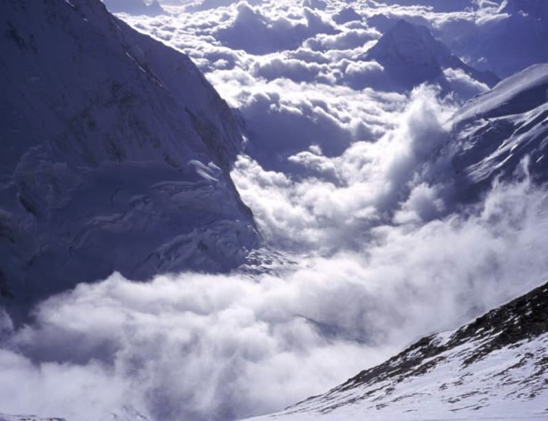 Edurne Pasaban paisaje de nubes y nieve en el Lhotse