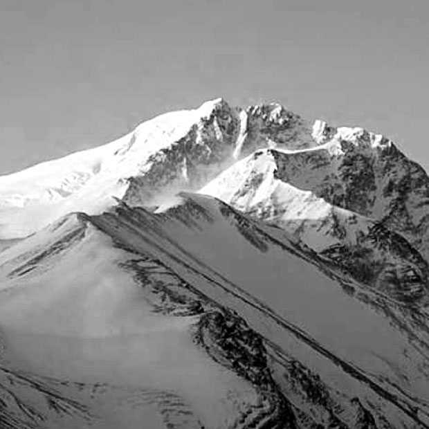 Cima de la montaña Shisha Pangma